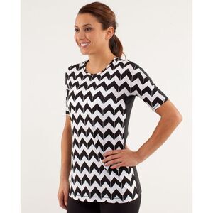 Lululemon Vitasea Chevron Tee | Black White Wide Neck Yoga Top Women’s 2–4  EUC